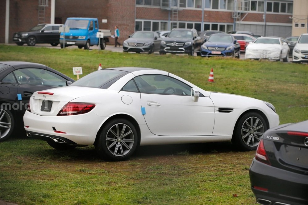 Mercedes SLC duikt ongecamoufleerd op