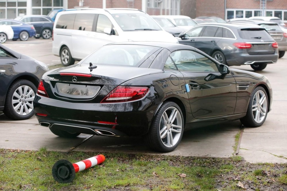 Mercedes SLC duikt ongecamoufleerd op