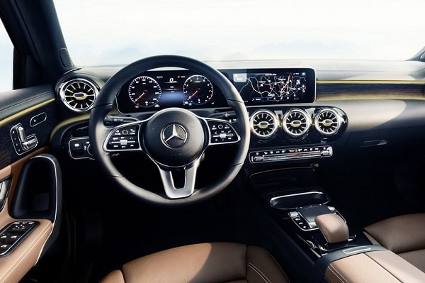 Mercedes toont interieur van nieuwe A-Klasse