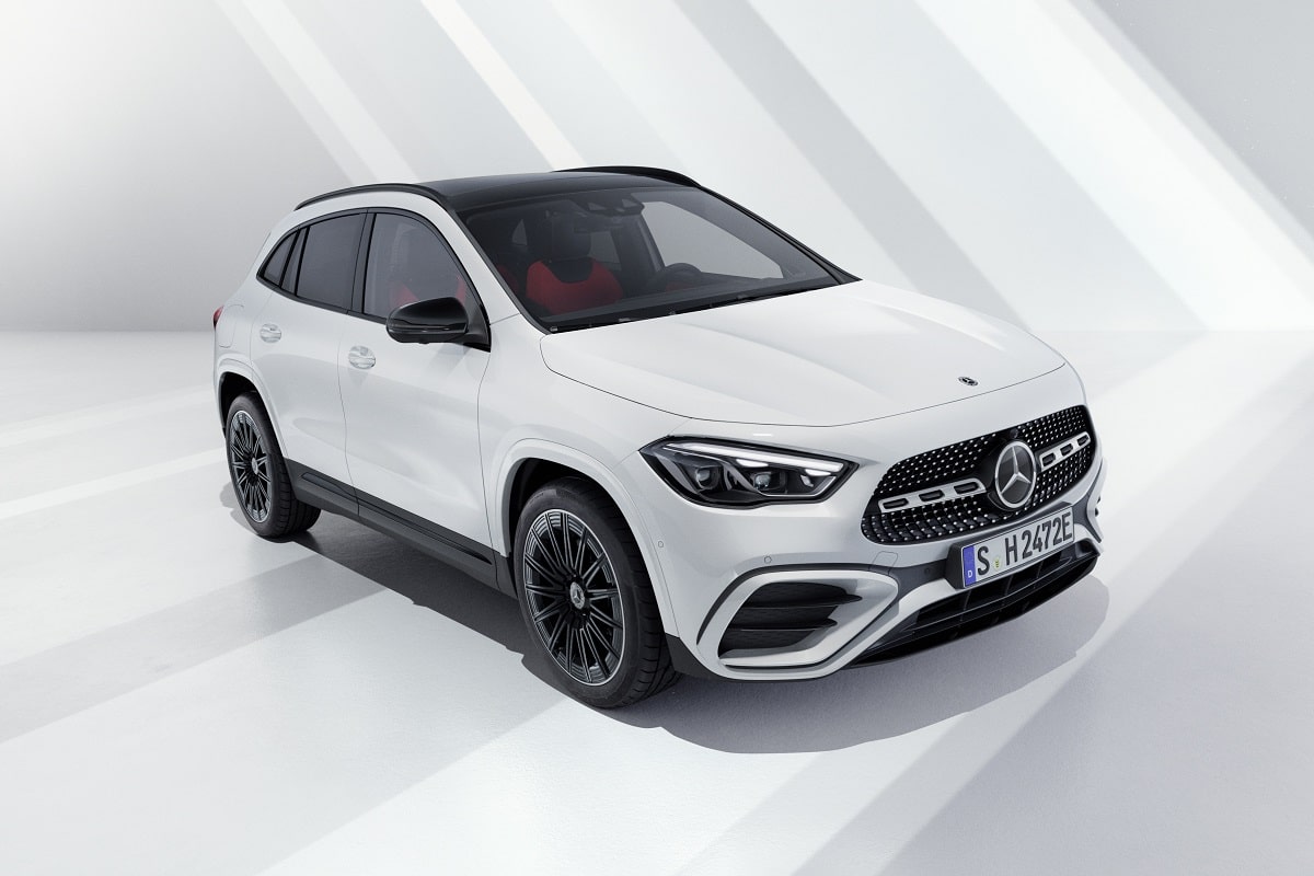 Specs Mercedes GLA 220 4MATIC 190 hp 8-speed automatic AWD