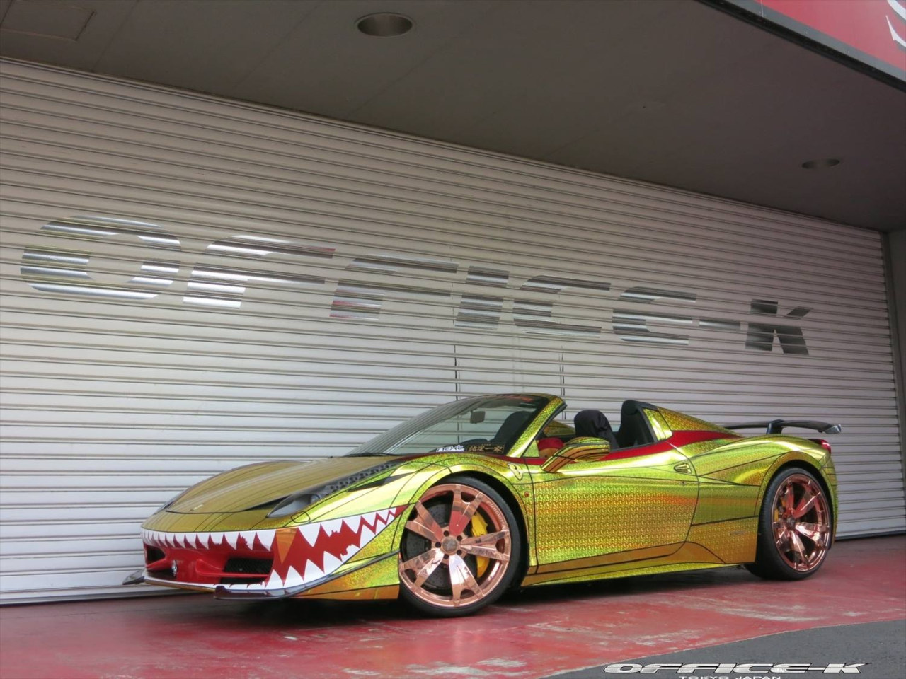 Ferrari 458 Spider Golden Shark van Office-K oogt bizar