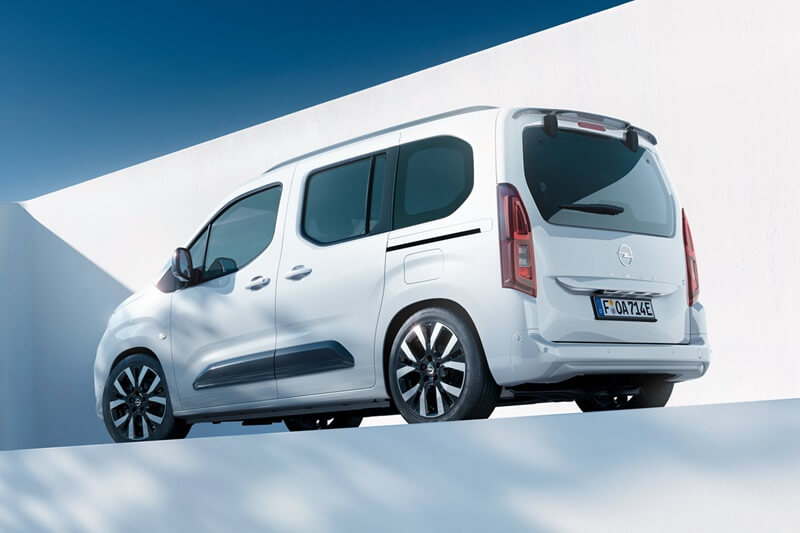 Barras De Techo ACE-2 Para Opel Combo E Life 2023-2025 - 2 Barras De Aluminio Negro, Capacidad 75 Kg, Con Sistema Antirrobo