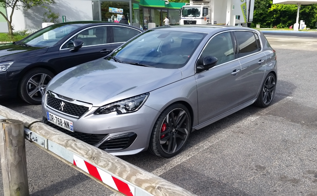 Nieuwe Peugeot 308 GTi ongecamoufleerd gespot op snelwegparking