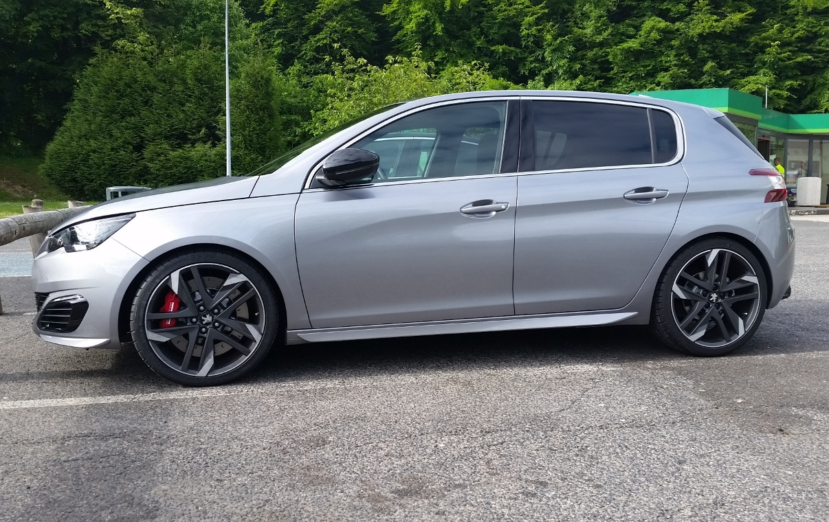 Nieuwe Peugeot 308 GTi ongecamoufleerd gespot op snelwegparking