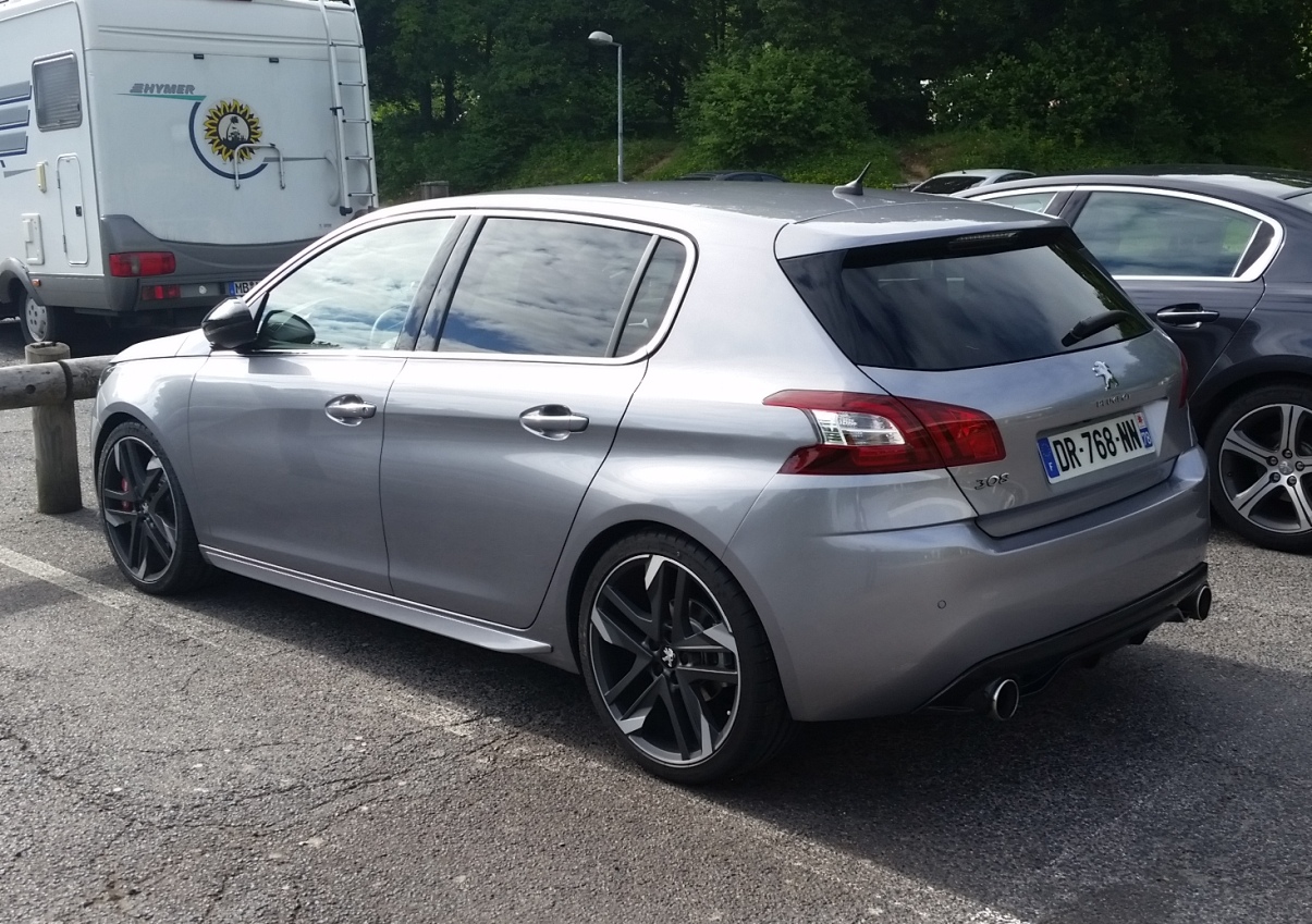 Nieuwe Peugeot 308 GTi ongecamoufleerd gespot op snelwegparking