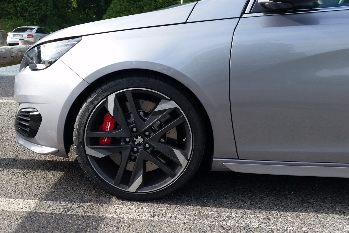 Nieuwe Peugeot 308 GTi ongecamoufleerd gespot op snelwegparking