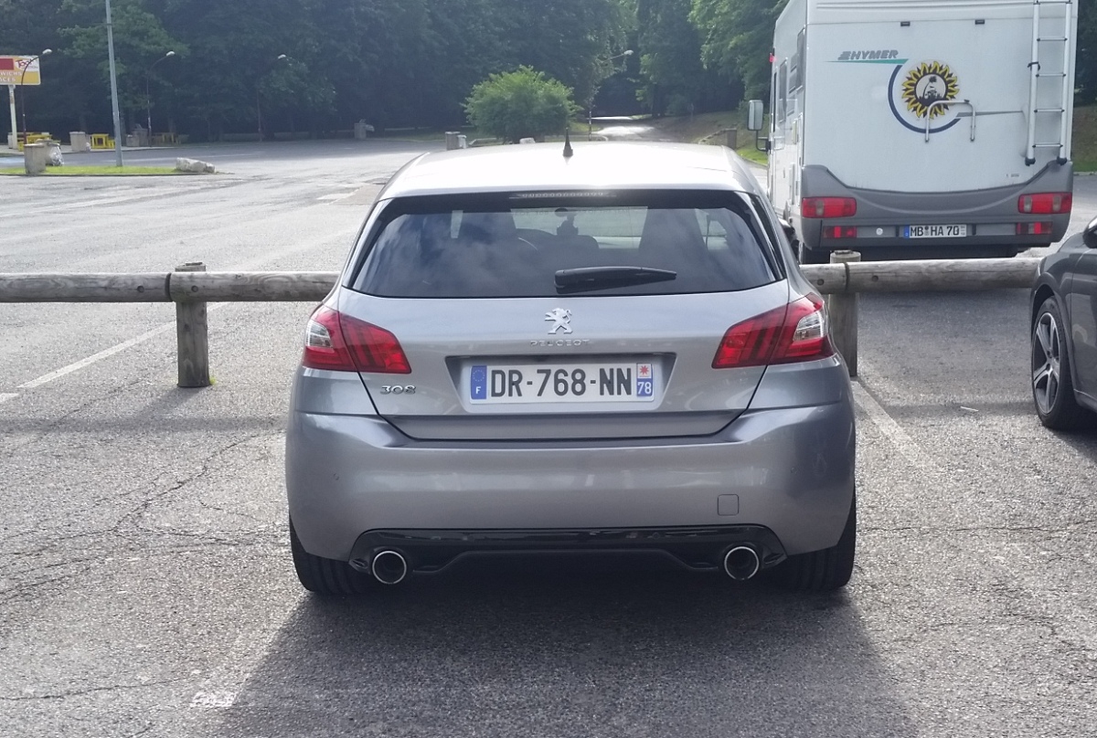 Nieuwe Peugeot 308 GTi ongecamoufleerd gespot op snelwegparking