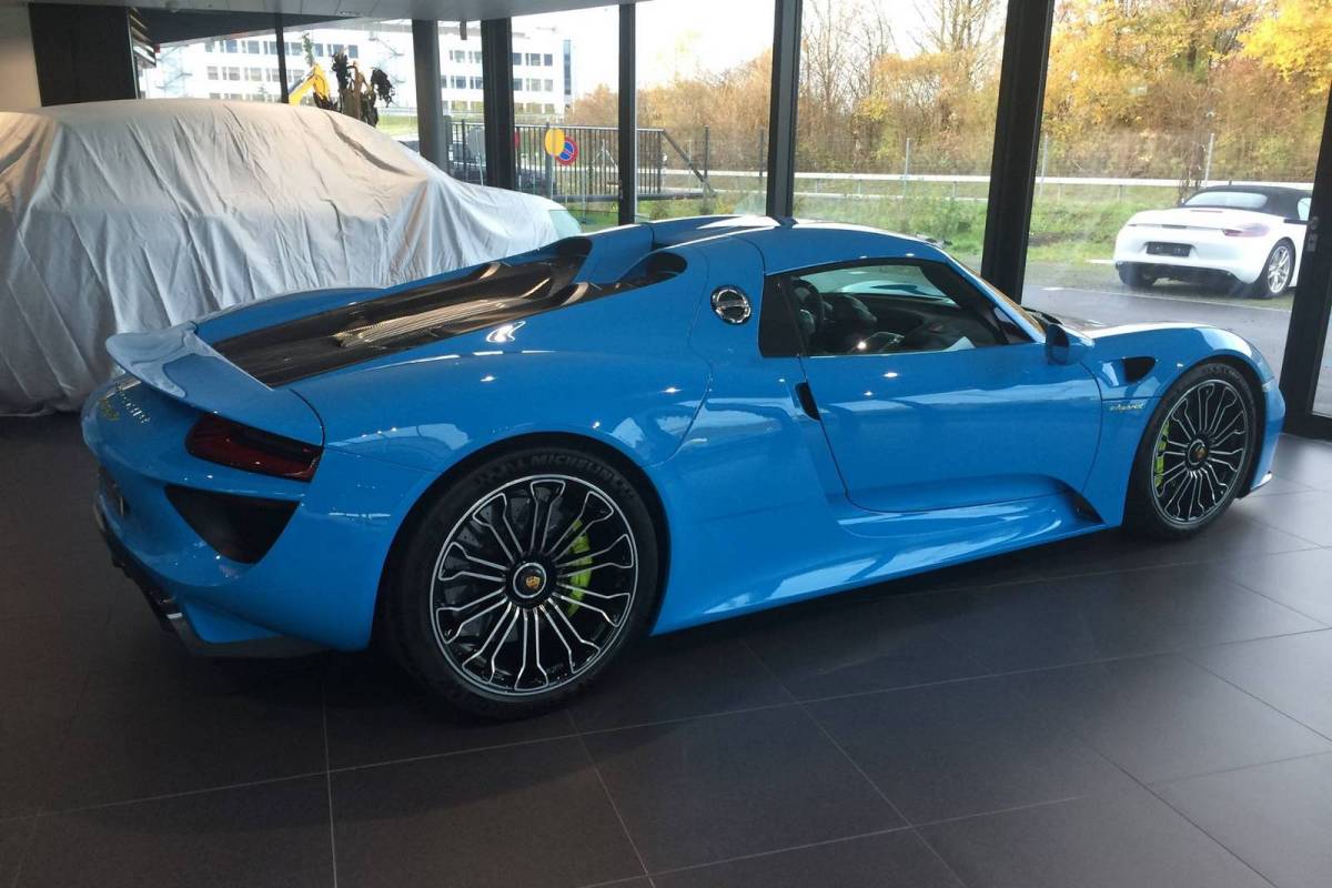 Babyblauwe Porsche 918 Spyder gespot