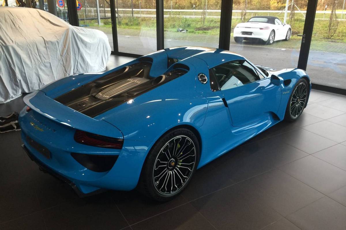 Babyblauwe Porsche 918 Spyder gespot