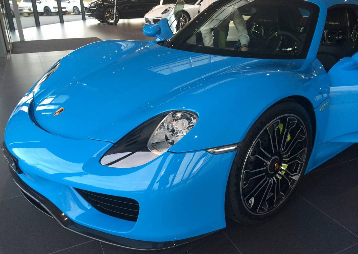 Babyblauwe Porsche 918 Spyder gespot