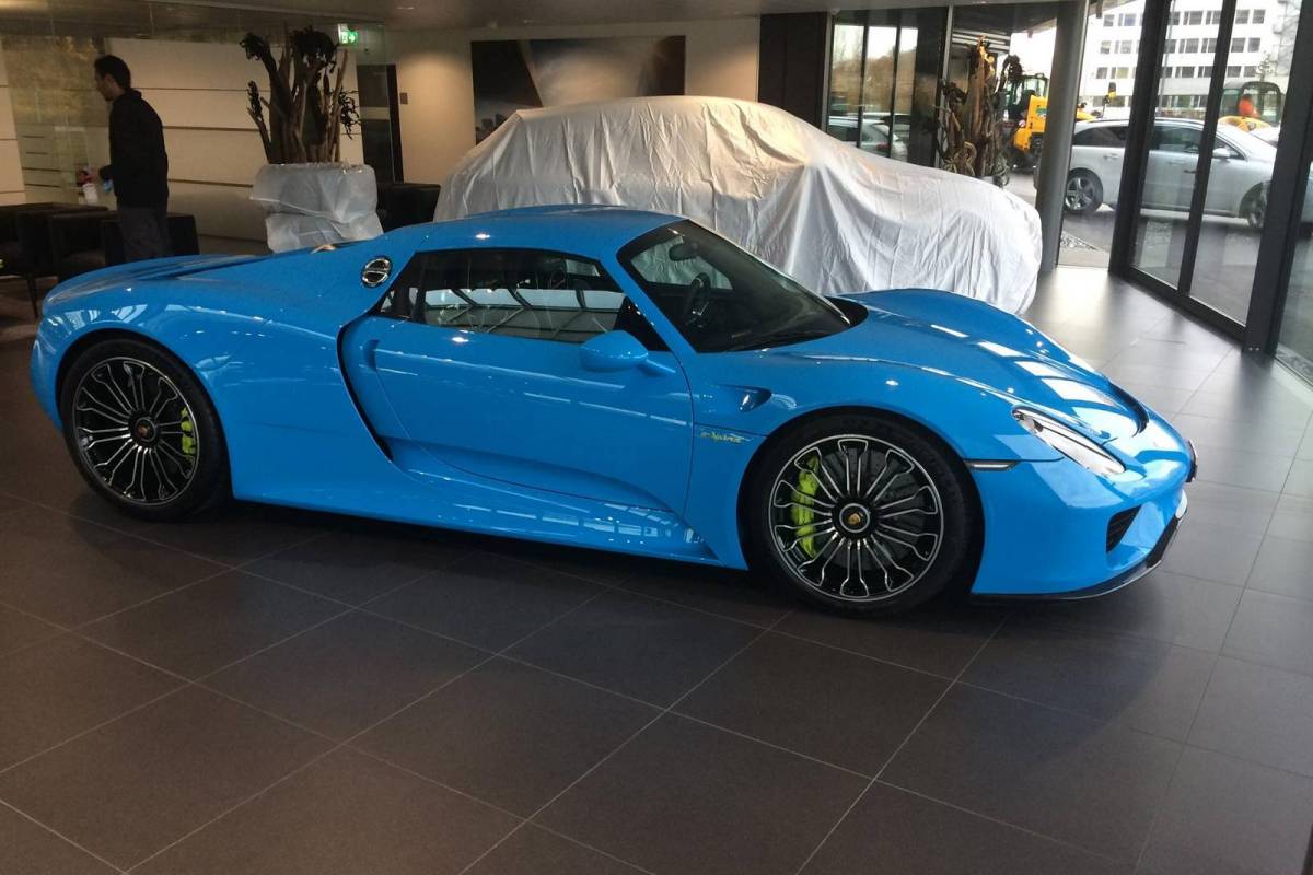 Babyblauwe Porsche 918 Spyder gespot