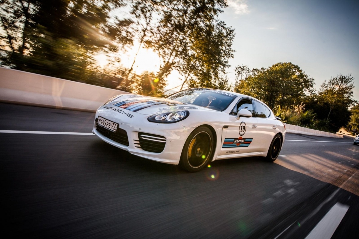 Porsche dost volledige gamma uit met Martini strepen