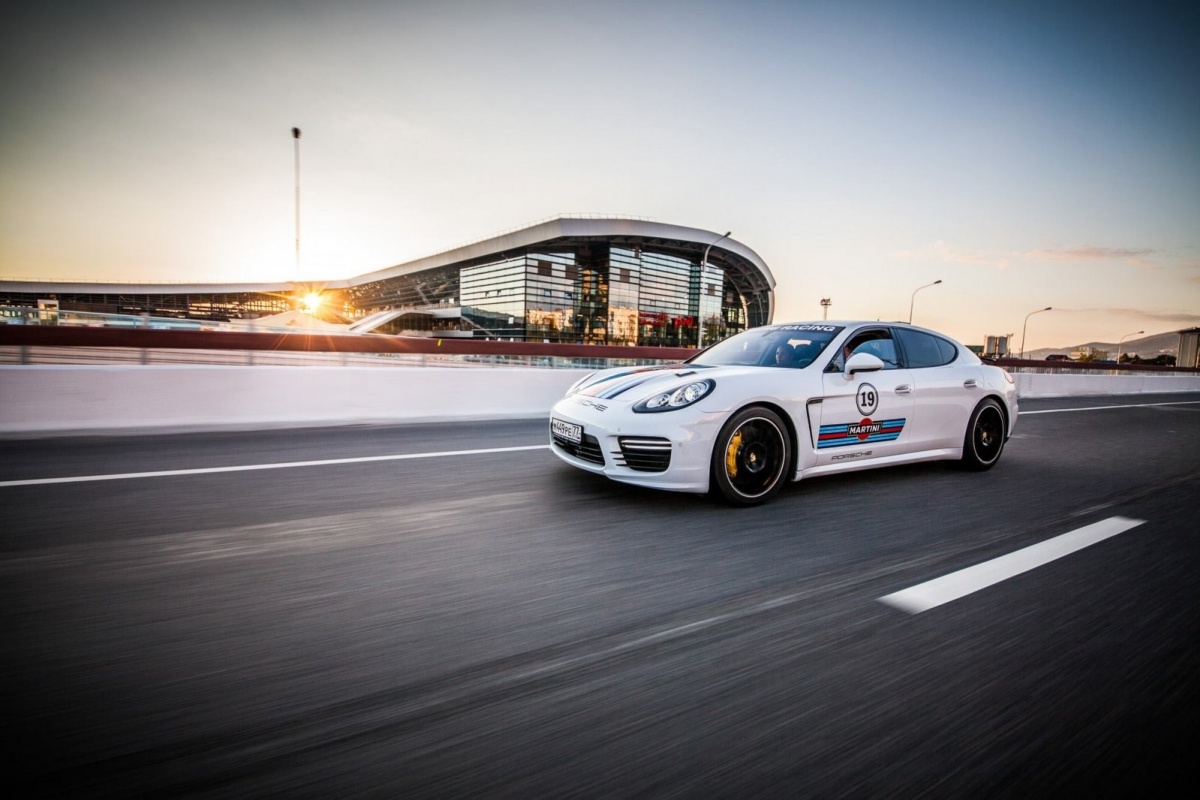 Porsche dost volledige gamma uit met Martini strepen