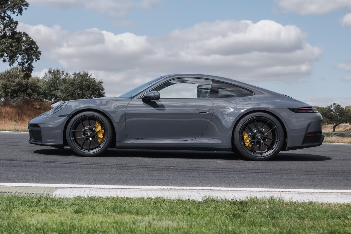 Porsche 911 Carrera 4 GTS 541 ch  traction intégrale 2024