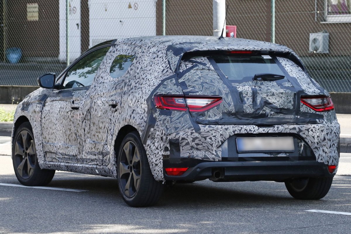 Nieuwe Renault Megane werpt deel van camouflage af