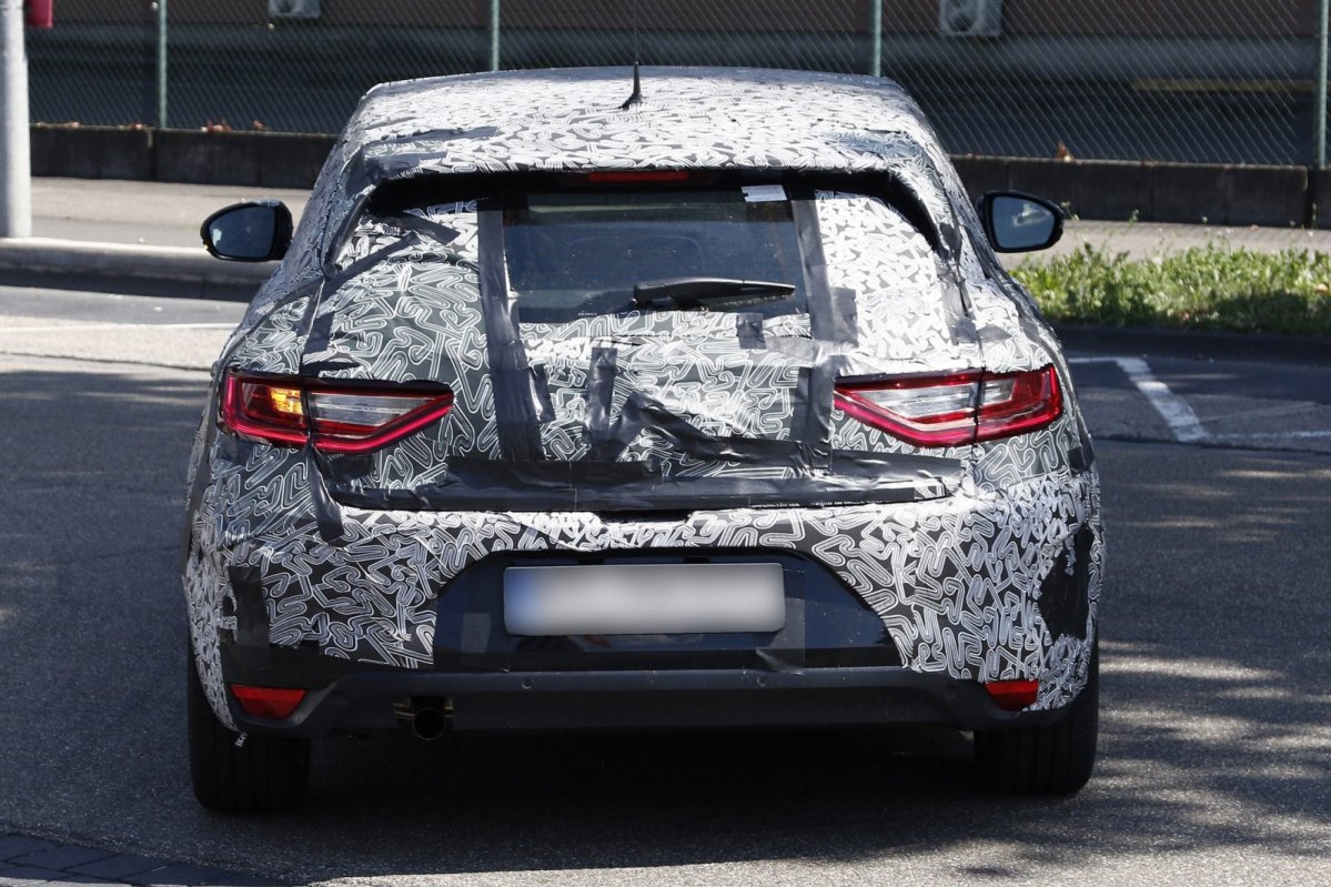 Nieuwe Renault Megane werpt deel van camouflage af