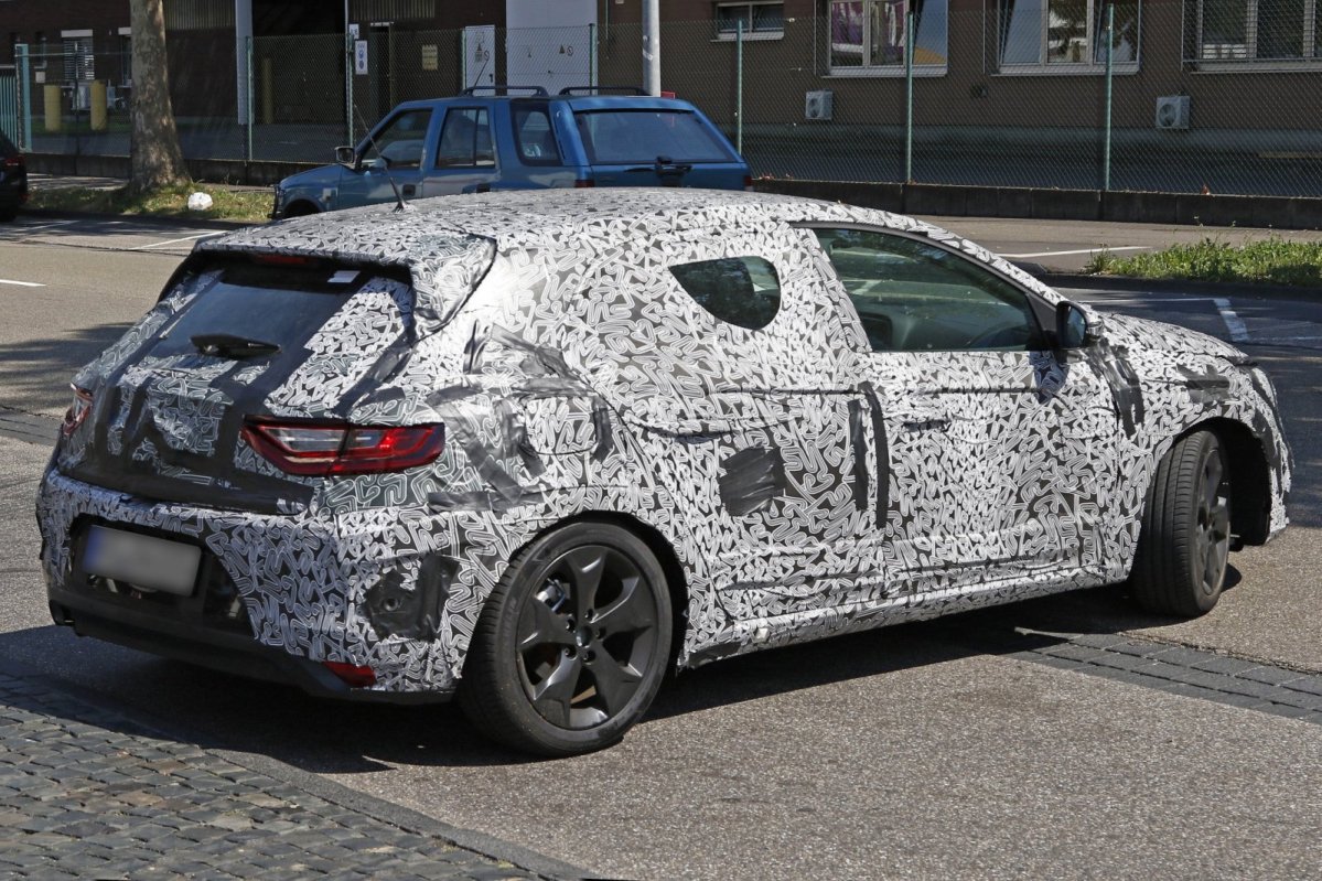Nieuwe Renault Megane werpt deel van camouflage af