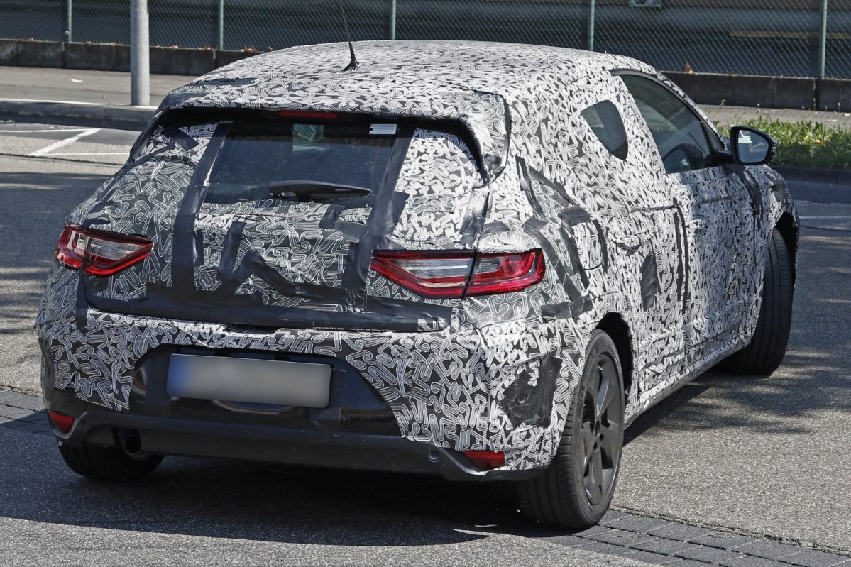 Nieuwe Renault Megane werpt deel van camouflage af