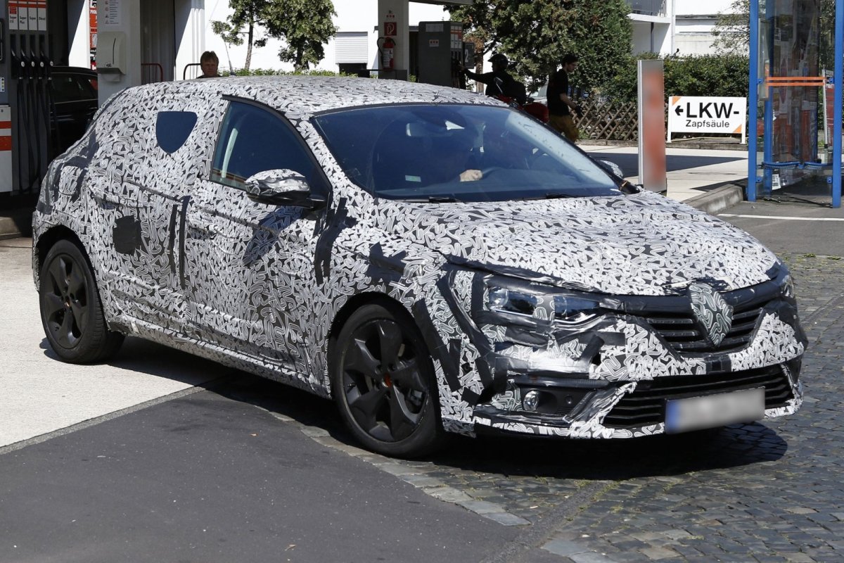 Nieuwe Renault Megane werpt deel van camouflage af