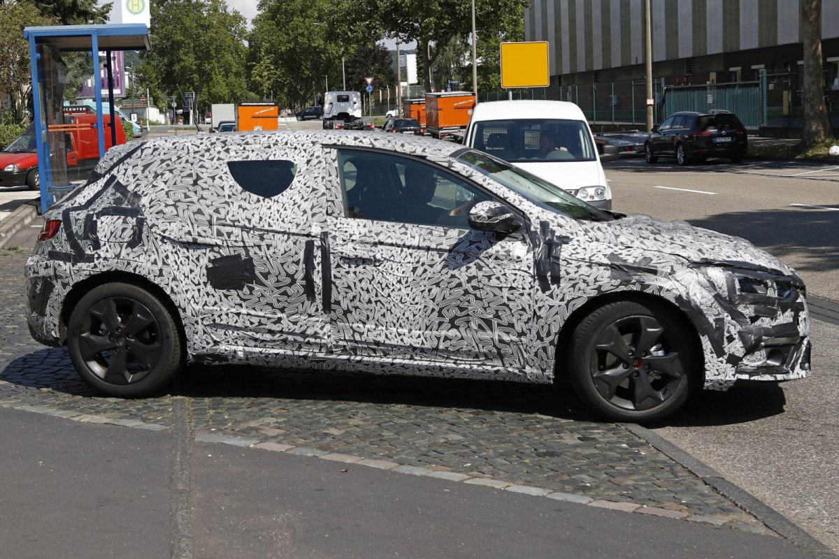 Nieuwe Renault Megane werpt deel van camouflage af