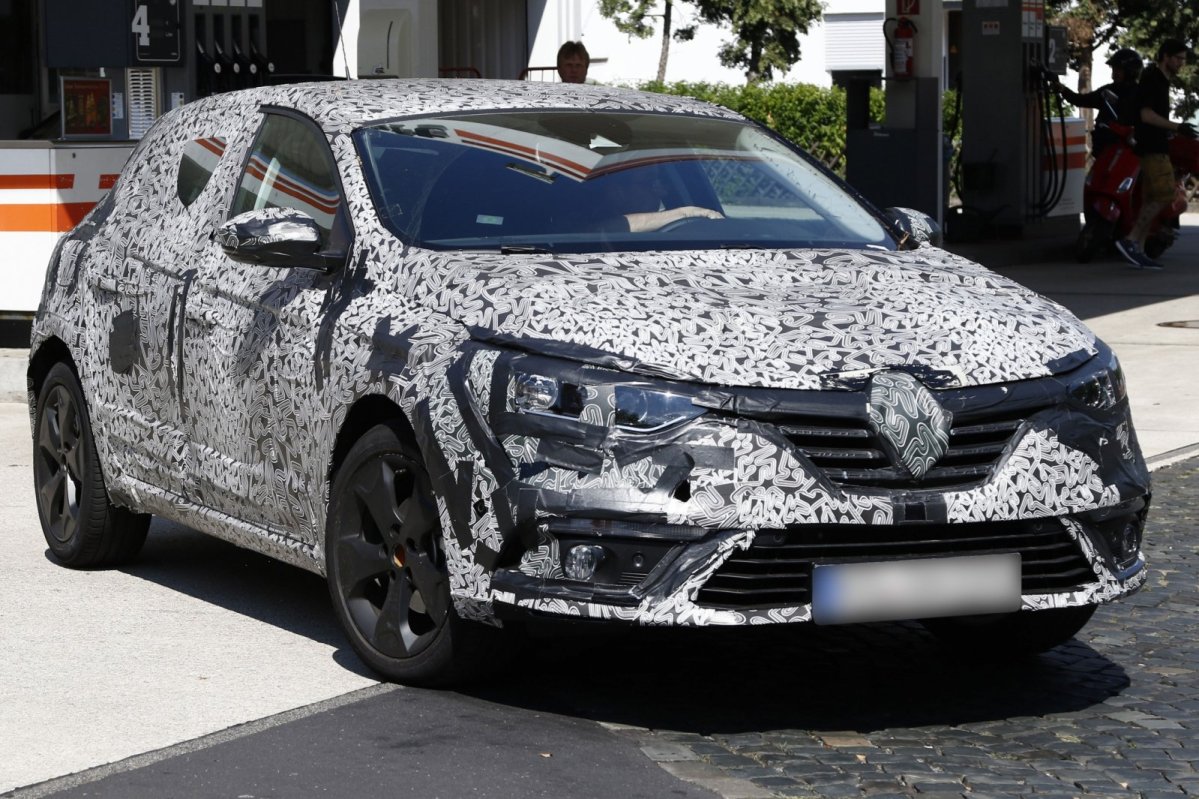 Nieuwe Renault Megane werpt deel van camouflage af