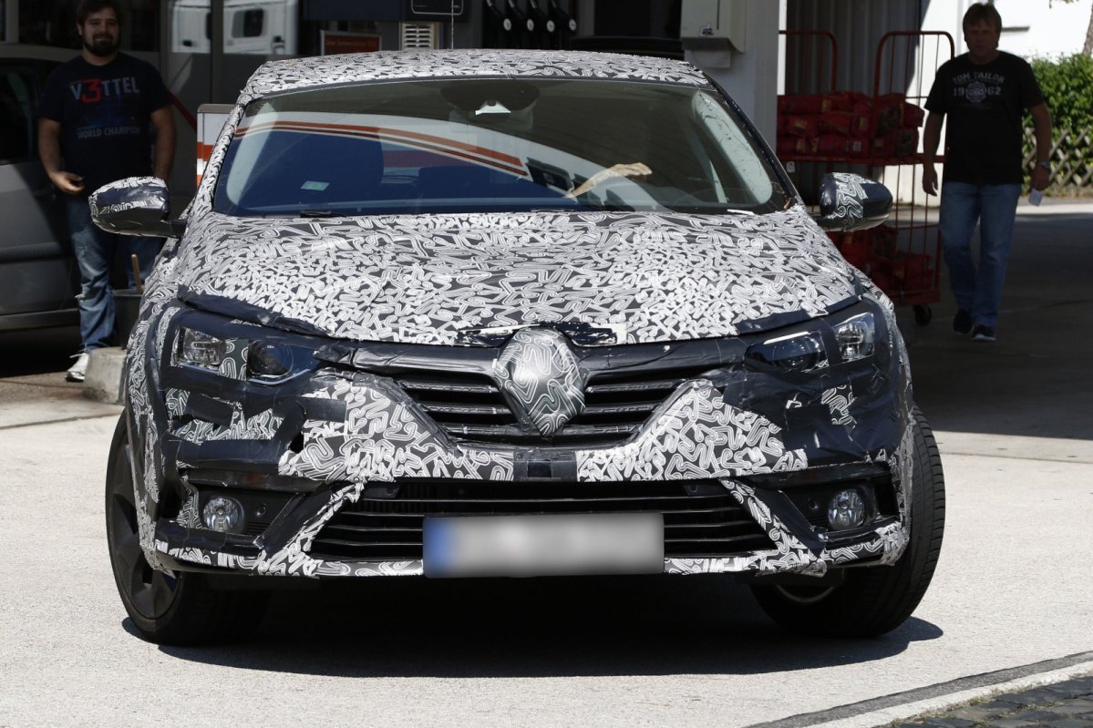 Nieuwe Renault Megane werpt deel van camouflage af