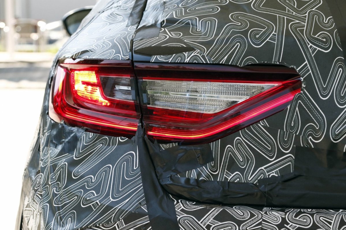 Nieuwe Renault Megane werpt deel van camouflage af