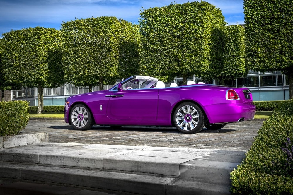 Michael Fux vult autocollectie aan met fuchsia Rolls-Royce Dawn