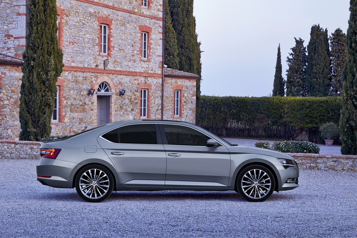 Nieuwe lading foto's van Skoda Superb