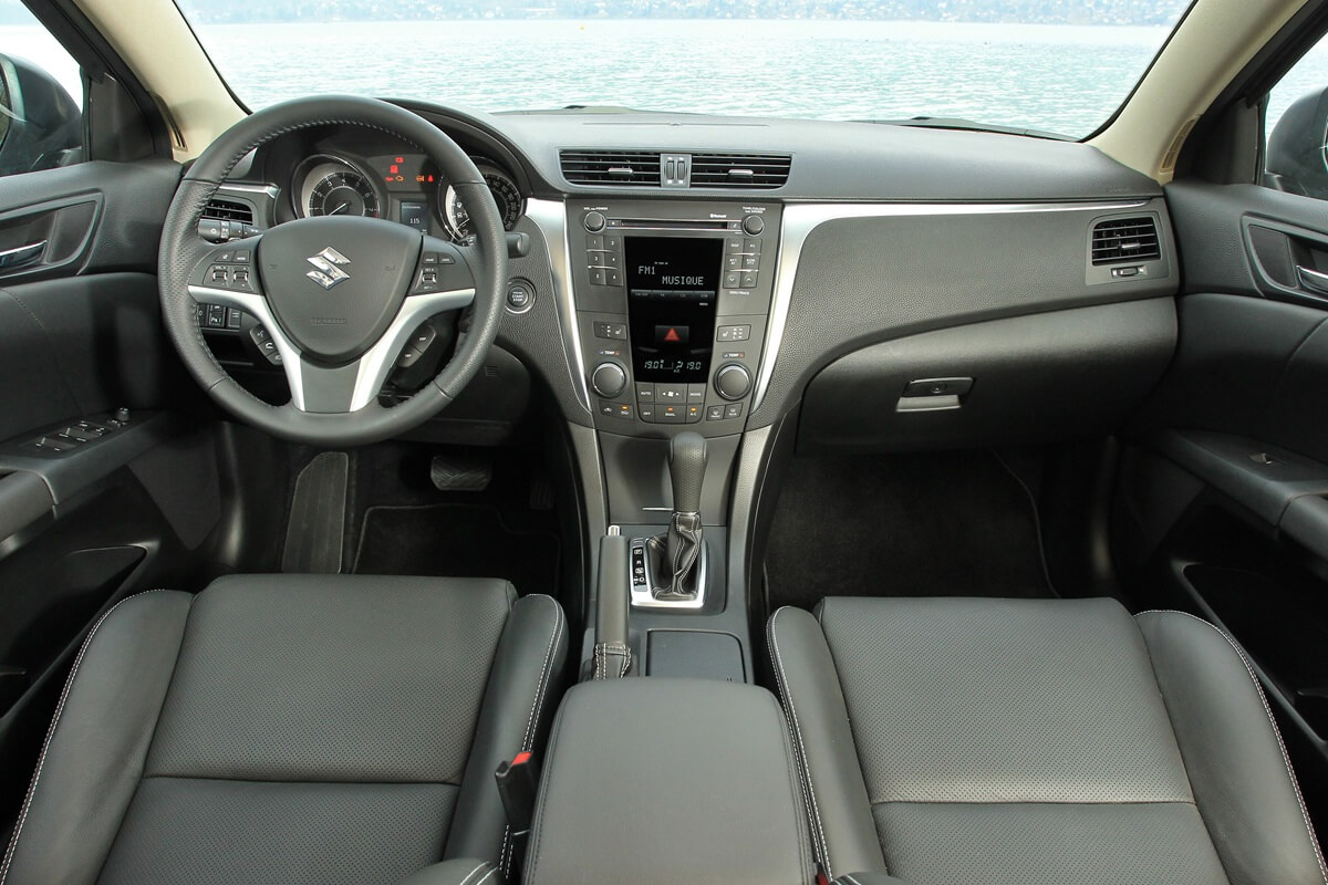 Suzuki Kizashi 2010-2015 intérieur tableau de bord