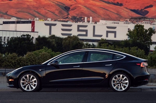 Eerste Tesla Model 3 rolt van de band in Californië