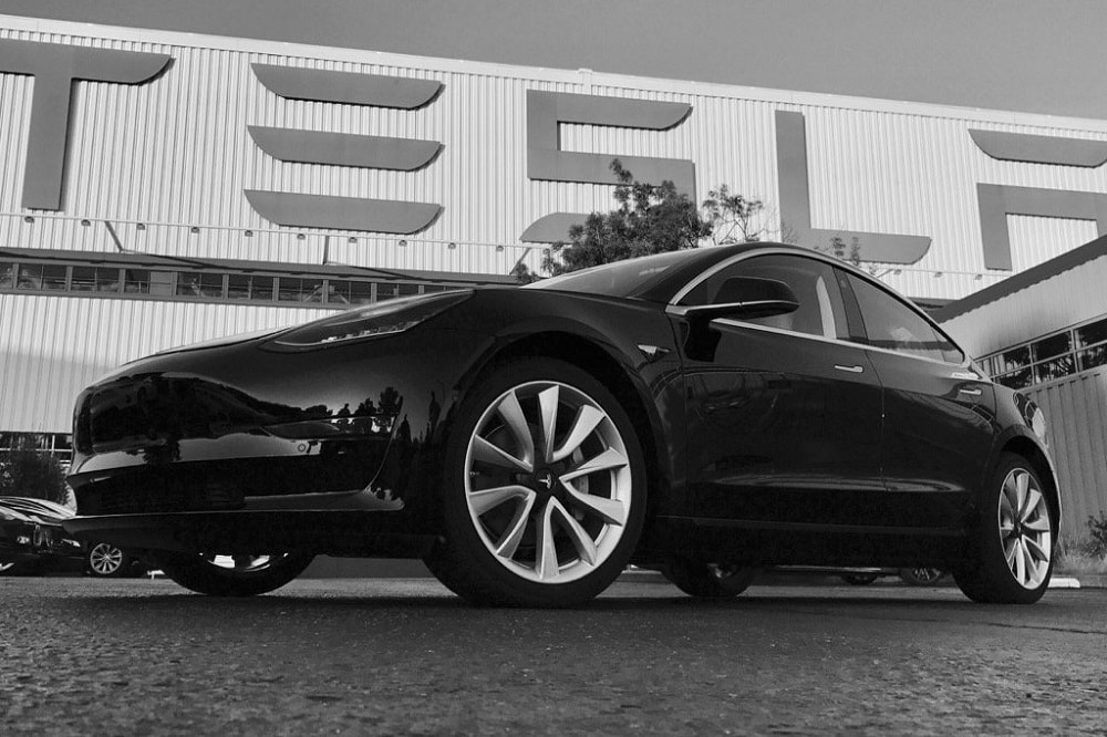 Eerste Tesla Model 3 rolt van de band in Californië
