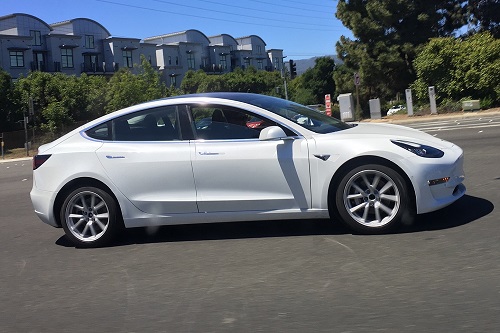 Productieversie Tesla Model 3 voor het eerst gespot