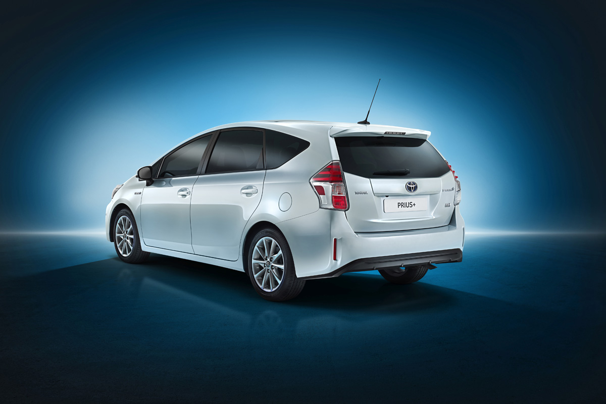 Toyota stelt vernieuwde Prius Wagon voor