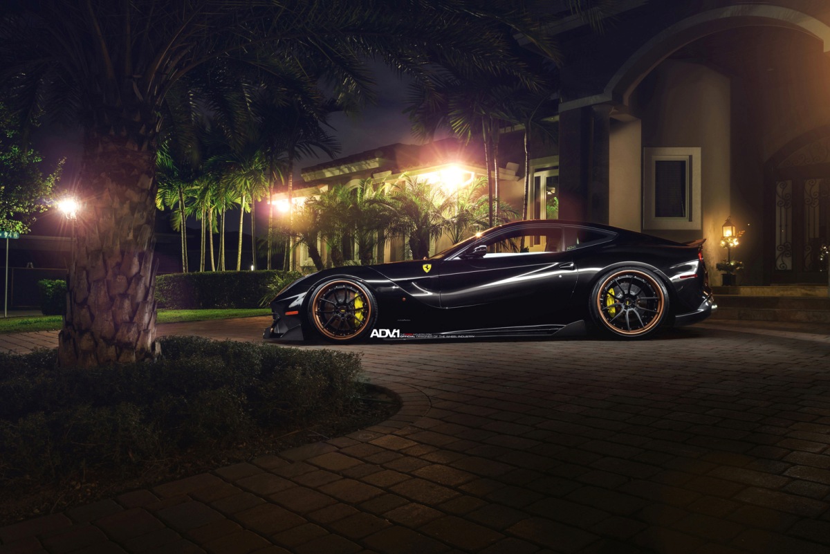 Nachtelijke Ferrari F12 Berlinetta op ADV.1 velgen is fotogeniek