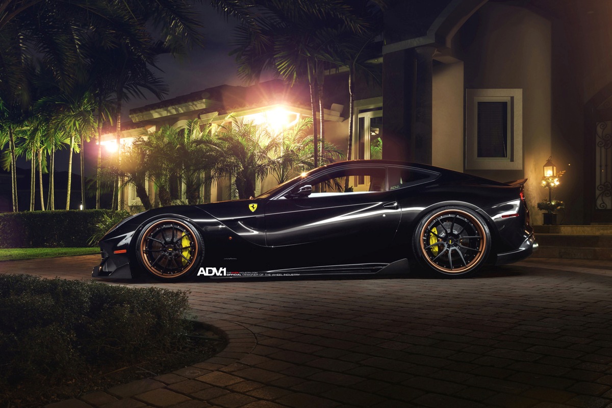 Nachtelijke Ferrari F12 Berlinetta op ADV.1 velgen is fotogeniek