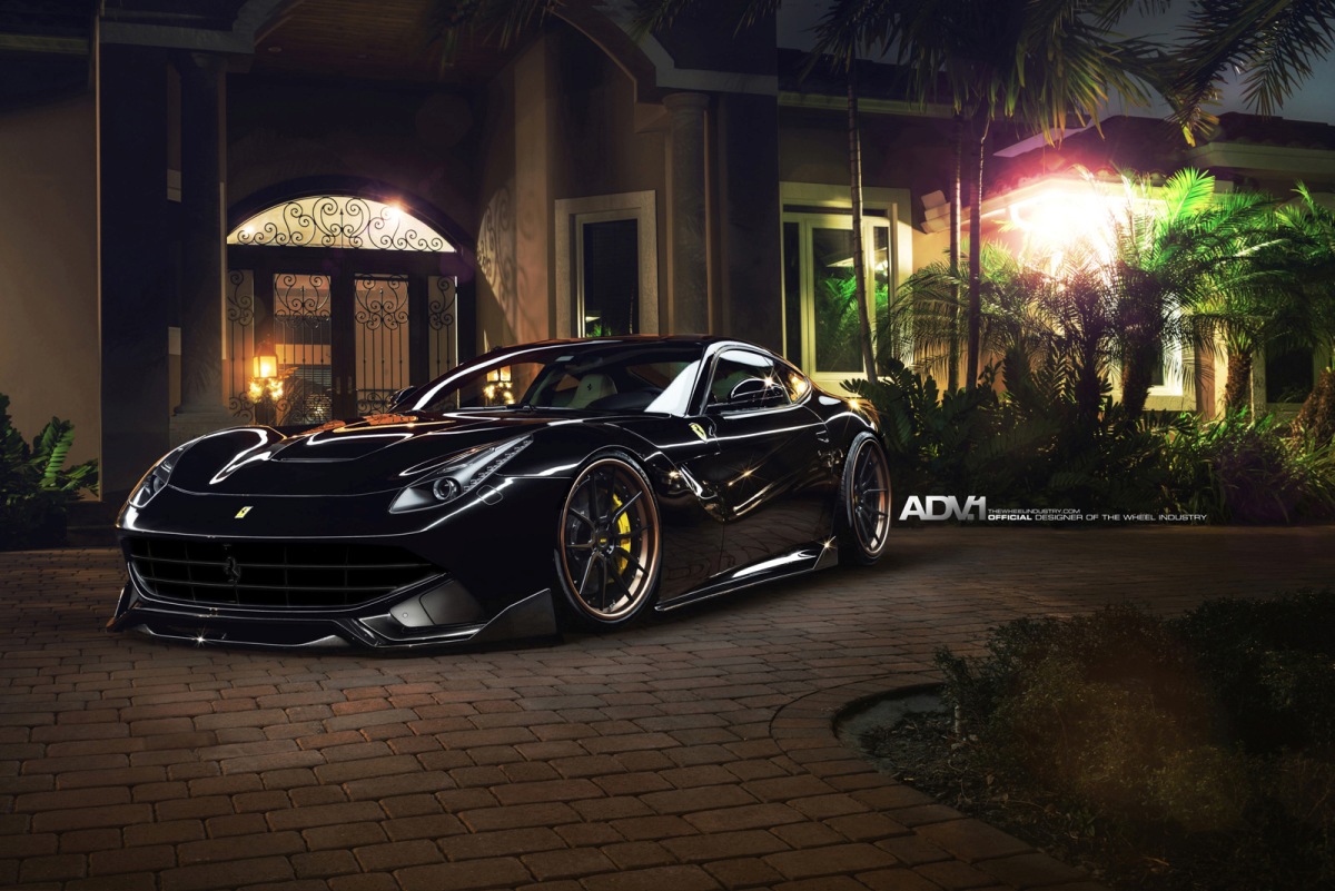 Nachtelijke Ferrari F12 Berlinetta op ADV.1 velgen is fotogeniek