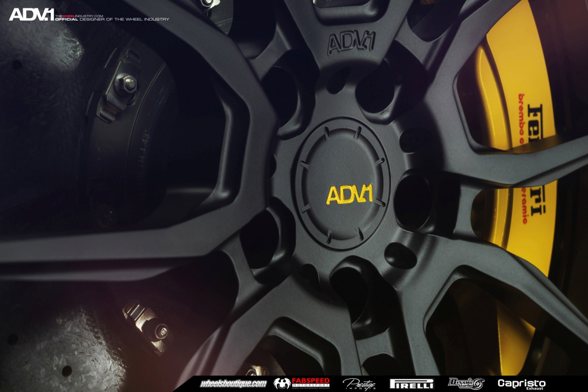 Nachtelijke Ferrari F12 Berlinetta op ADV.1 velgen is fotogeniek