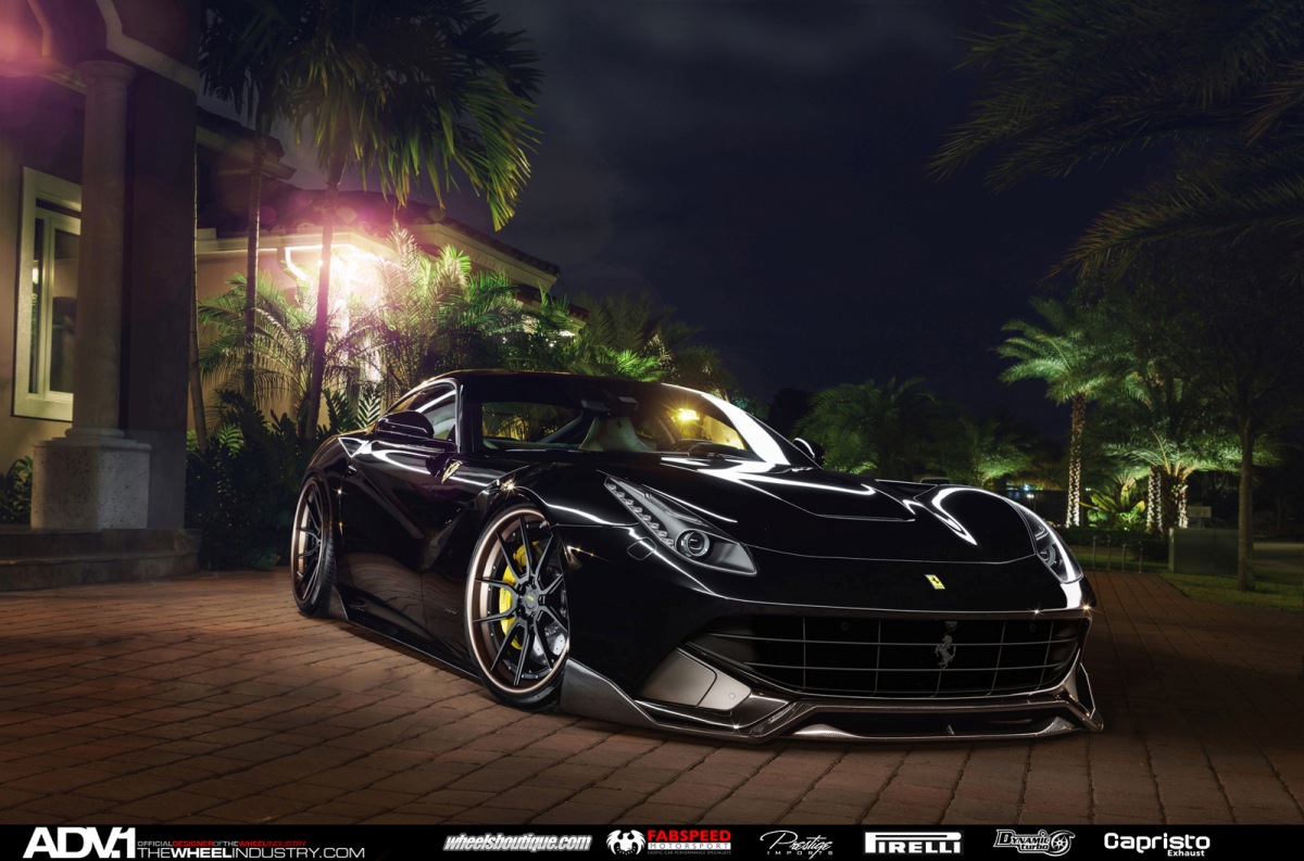 Nachtelijke Ferrari F12 Berlinetta op ADV.1 velgen is fotogeniek