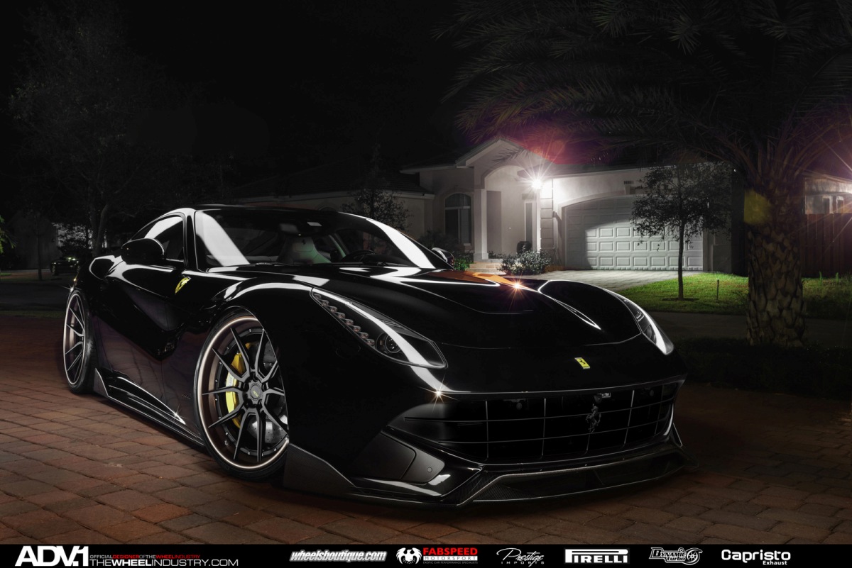 Nachtelijke Ferrari F12 Berlinetta op ADV.1 velgen is fotogeniek