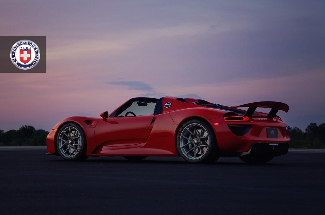 Rode Porsche 918 Spyder met velgen van HRE is een plaatje