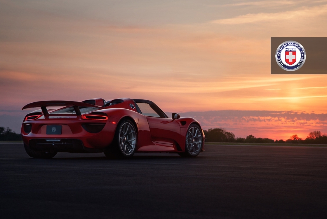 Rode Porsche 918 Spyder met velgen van HRE is een plaatje
