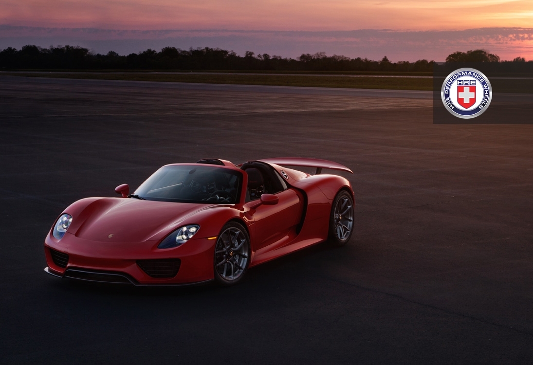 Rode Porsche 918 Spyder met velgen van HRE is een plaatje