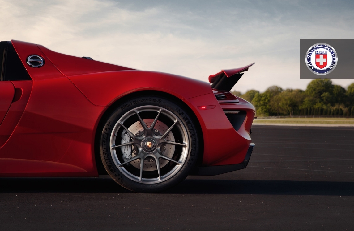 Rode Porsche 918 Spyder met velgen van HRE is een plaatje