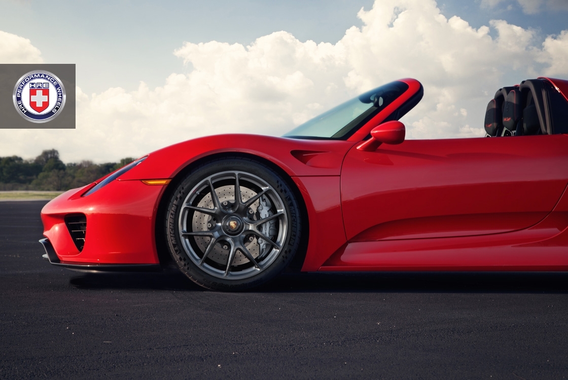 Rode Porsche 918 Spyder met velgen van HRE is een plaatje