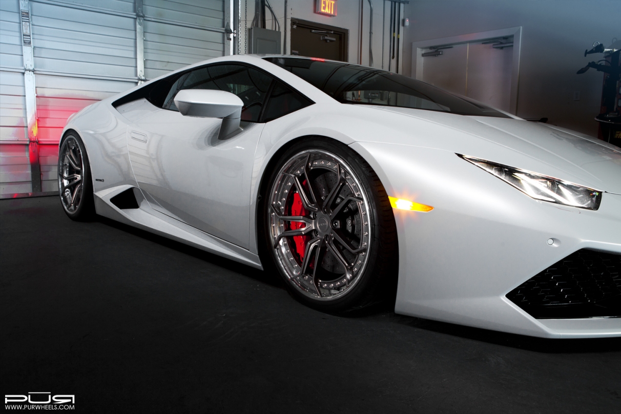 Witte Lamborghini Huracán op velgen van PUR Wheels