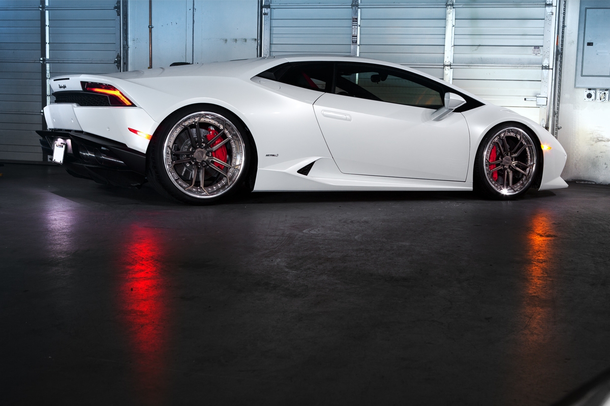 Witte Lamborghini Huracán op velgen van PUR Wheels