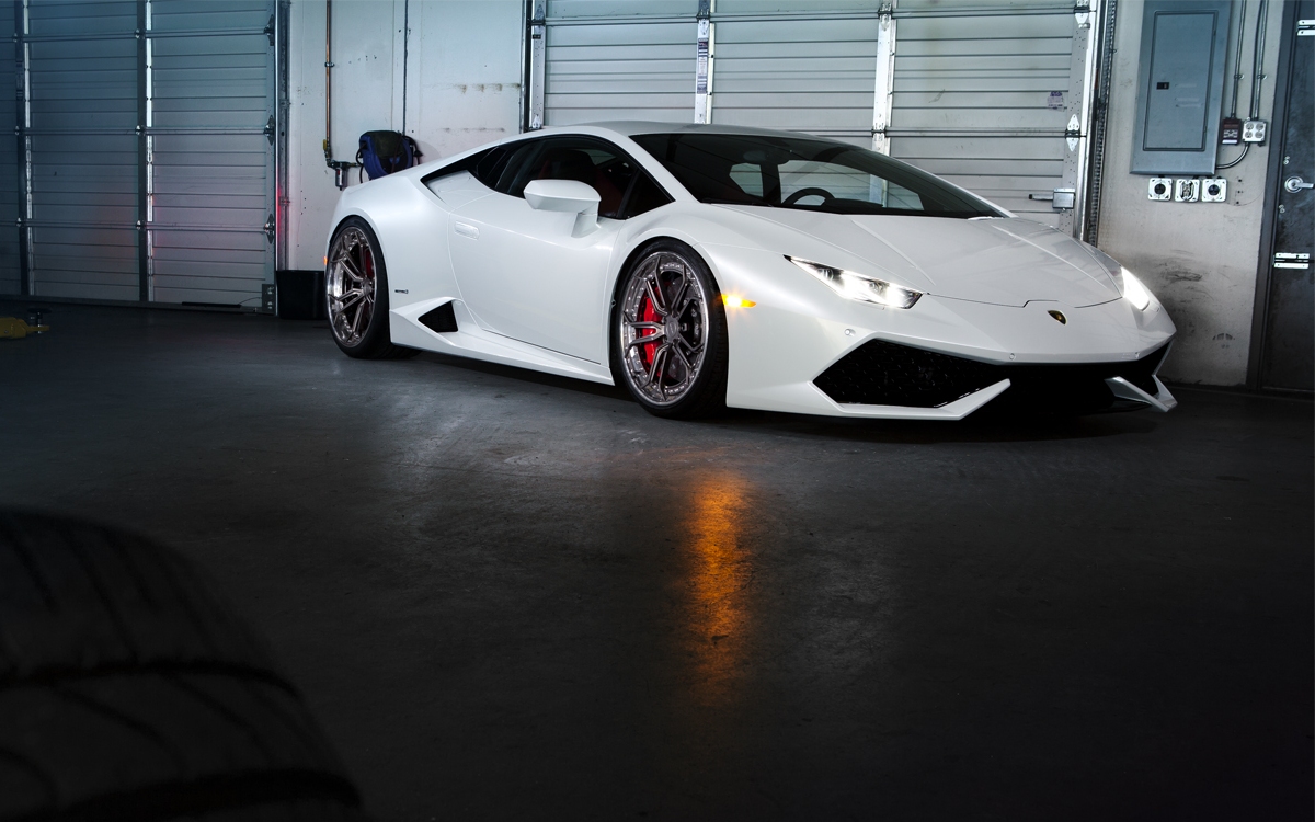 Witte Lamborghini Huracán op velgen van PUR Wheels
