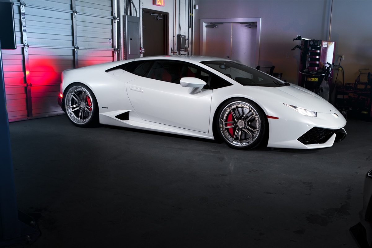Witte Lamborghini Huracán op velgen van PUR Wheels