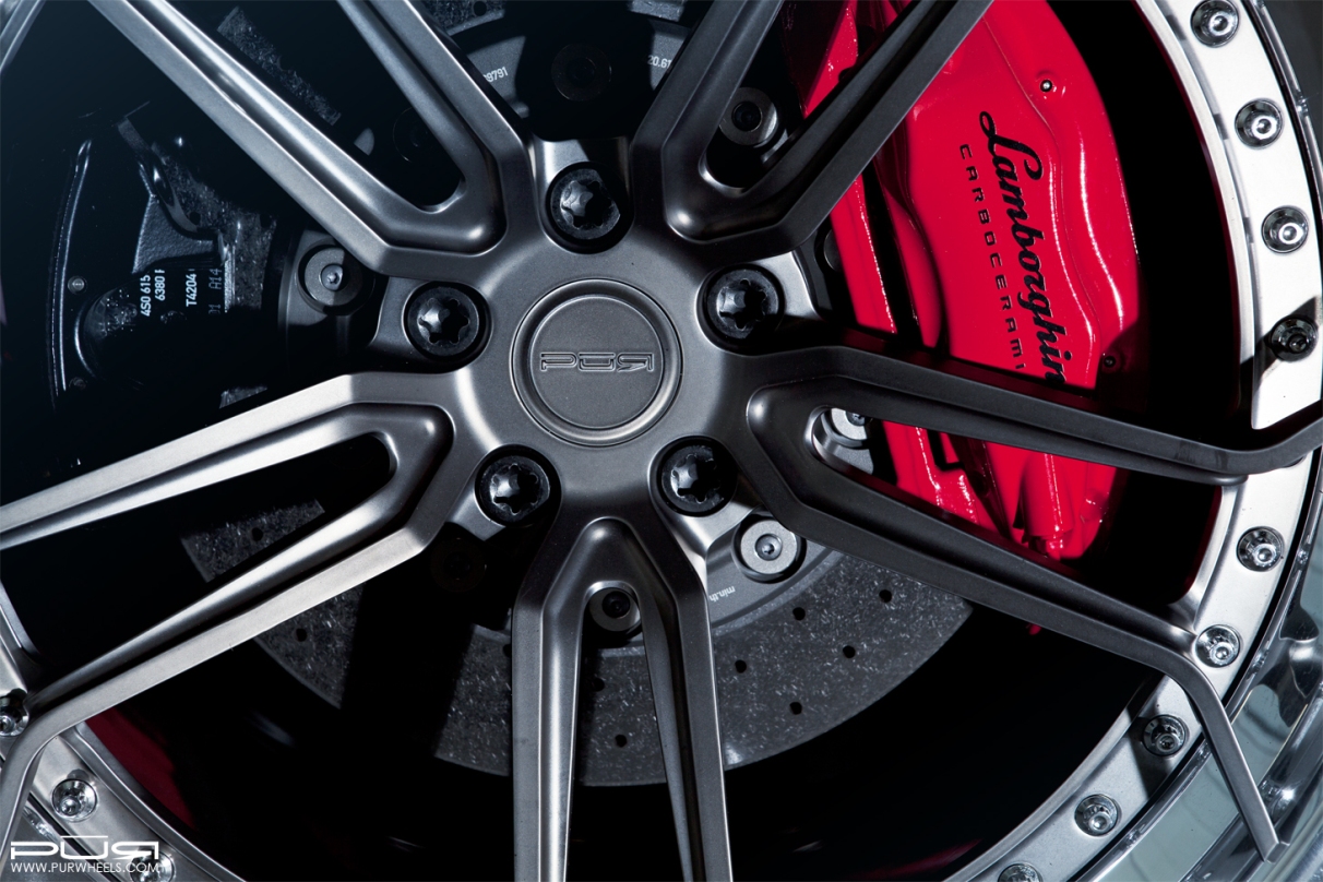 Witte Lamborghini Huracán op velgen van PUR Wheels